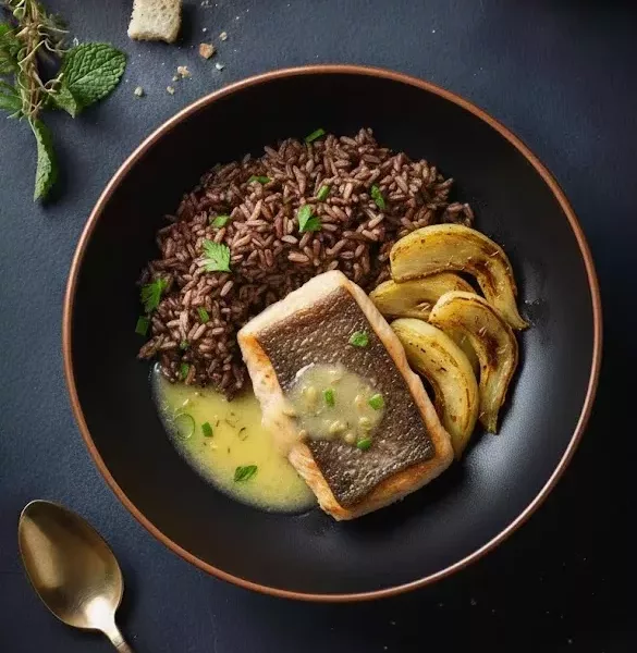 Pavé de truite d’Île-de-France, délicatement poêlé, nappé d’un beurre citronné fondant.